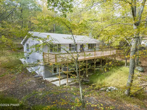 1150 Cardinal Ct, Bushkill, PA 18324
