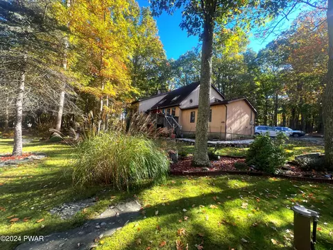 100 Buttercup Ter, Milford, PA 18337