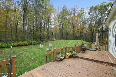 169 Rocky Mountain Dr, Greentown, PA 18426