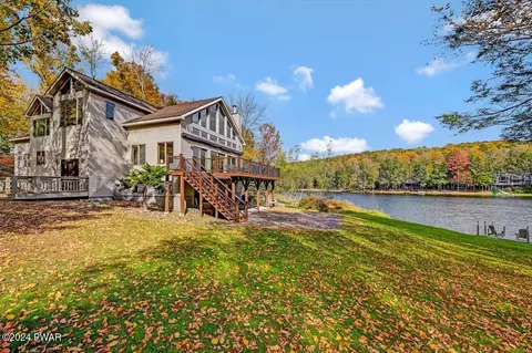 1076 Beaver Lake Dr, Lake Ariel, PA 18436