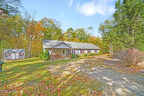105 Juniper Way, Hawley, PA 18428
