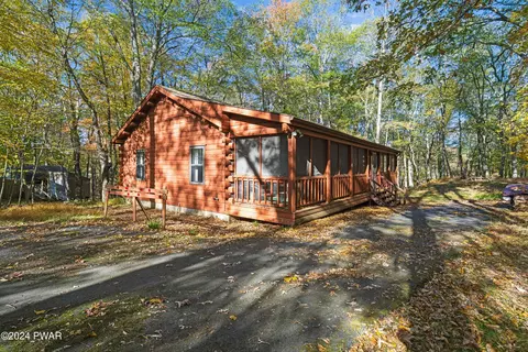 109 Westwood Cir, Dingmans Ferry, PA 18328