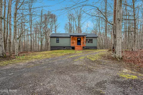 52 Chipmunk Ln, Madison Township, PA 18444