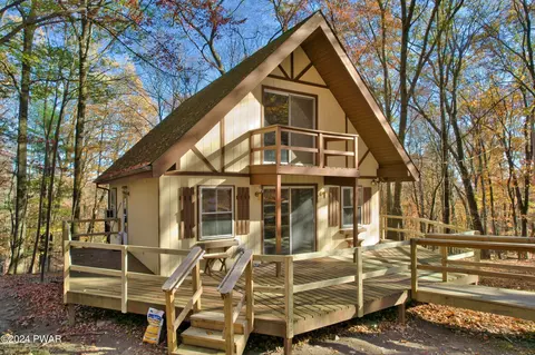 117 Swallow Cir, Bushkill, PA 18324