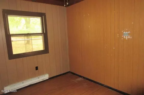 Bedroom - 111 Osprey Cir, Bushkill, PA 18324 photo 2 of 5