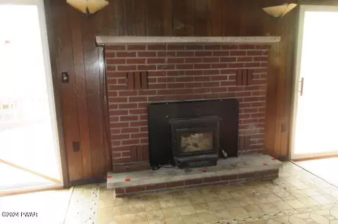 Living - 111 Osprey Cir, Bushkill, PA 18324 photo 2 of 3
