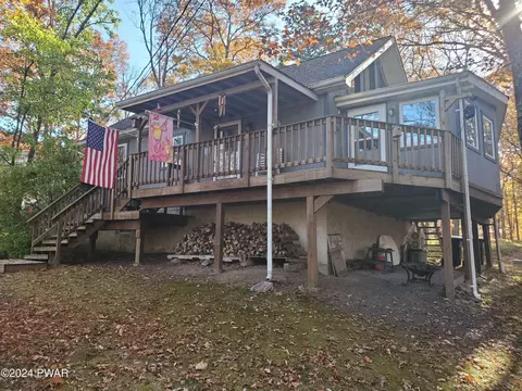 136 Fawn Lake Dr, Hawley, PA 18428