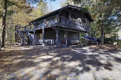 114 Hillside Dr, Lords Valley, PA 18428