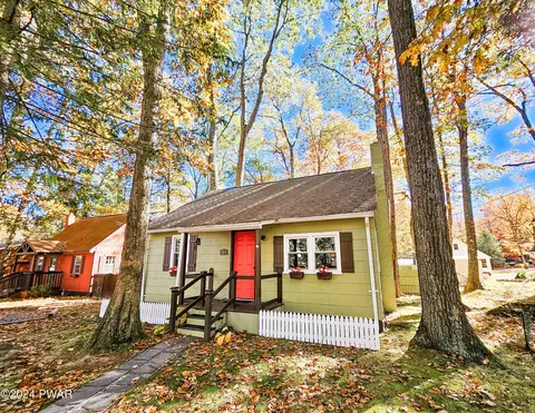131 E Balsam Rd, Greentown, PA 18426