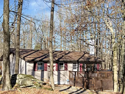 130 Mountain Dr, Greentown, PA 18426