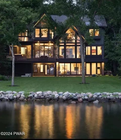 15 N Shore Rd, Gouldsboro, PA 18424