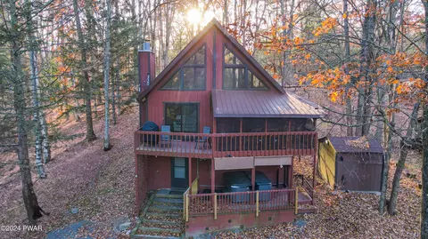 26 Lakeside Dr, Lakeville, PA 18438