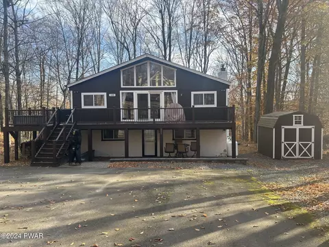 135 Timber Ridge Cir, Greentown, PA 18426