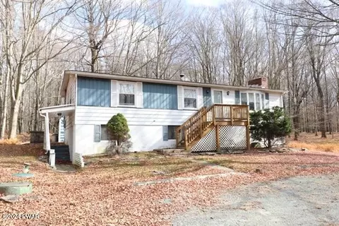 111 Running Deer Dr, Greentown, PA 18426