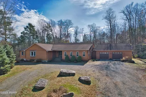 127 W Beechwood Dr, Greentown, PA 18426