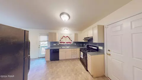 Entry Way - 4365 Pine Ridge Dr, Bushkill, PA 18324 photo 2 of 9