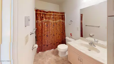 Bath - 4365 Pine Ridge Dr, Bushkill, PA 18324 photo 1 of 2