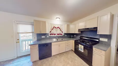 Kitchen - 4365 Pine Ridge Dr, Bushkill, PA 18324 photo 1 of 1