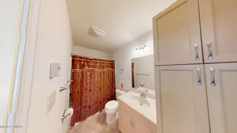 Bath - 4365 Pine Ridge Dr, Bushkill, PA 18324 photo 2 of 2