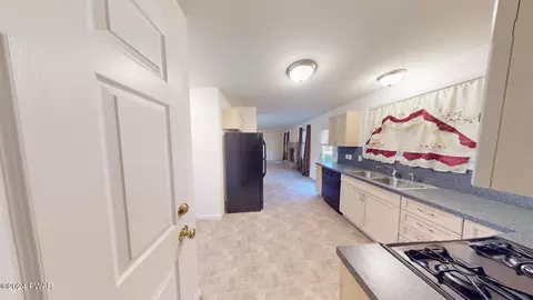Entry Way - 4365 Pine Ridge Dr, Bushkill, PA 18324 photo 3 of 9