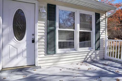 1078 Bear Dr, Bushkill, PA 18324 photo 2