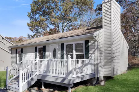 1078 Bear Dr, Bushkill, PA 18324