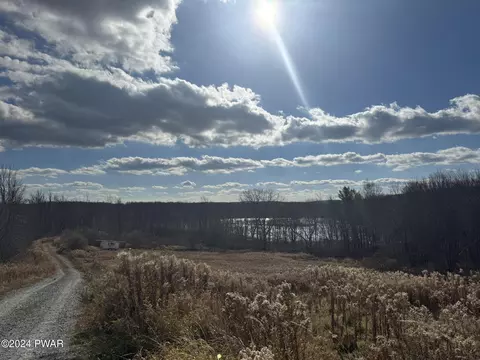 402 Jubinsky Rd, Waymart, PA 18472