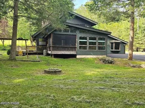 125 Evergreen Dr, Greentown, PA 18426