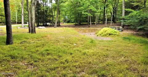 121 Estates Rd, Greentown, PA 18426