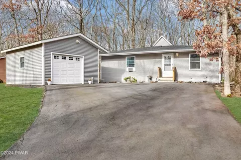 109 Curlew Dr, Hawley, PA 18428