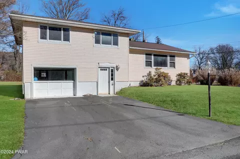 101 Old Pond Dr, Matamoras, PA 18336