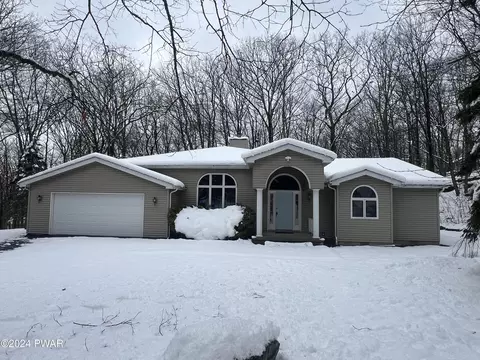 102 Canterbrook Dr, Lords Valley, PA 18428
