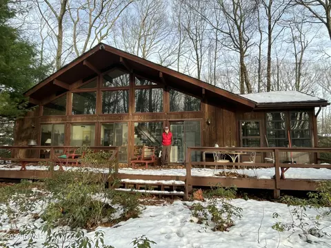 144 Gold Rush Dr, Hawley, PA 18428