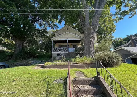 306 Columbus Ave, Hawley, PA 18428