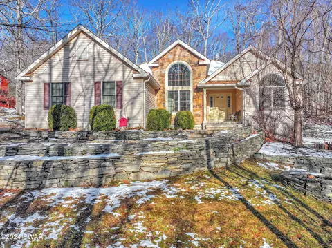 117 Lakewood Dr, Milford, PA 18337