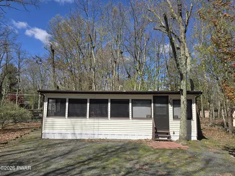 104 Shoshone Ct, Shohola, PA 18458