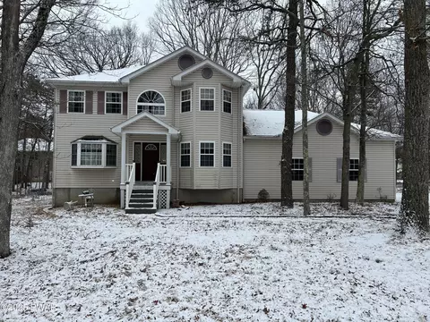 103 Gollum Ln, Tamiment, PA 18371