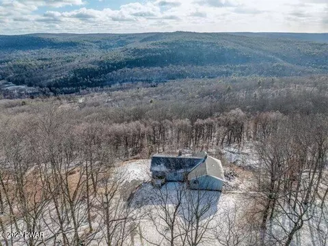 110 Mountainview Rd, Greeley, PA 18425