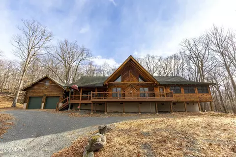 132 E Shore Dr, Hawley, PA 18428