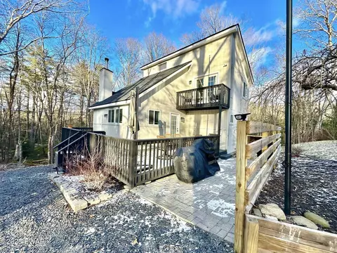 220 Surrey Dr, Lords Valley, PA 18428