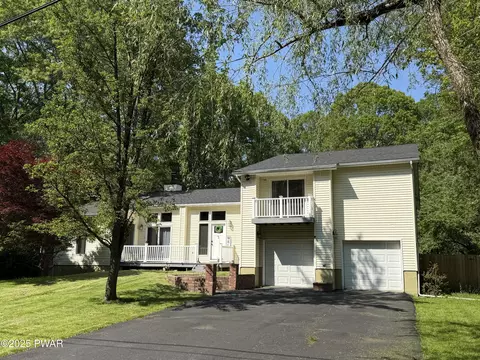 12044 Maplewood Dr, East Stroudsburg, PA 18302