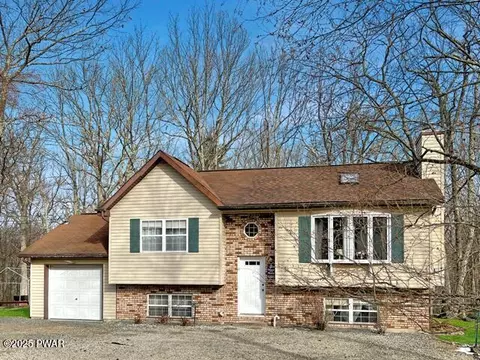 124 Rainbow Dr, Lackawaxen, PA 18435