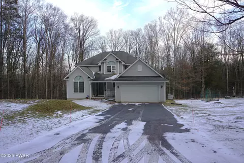 127 Hillcrest Dr, Greentown, PA 18426