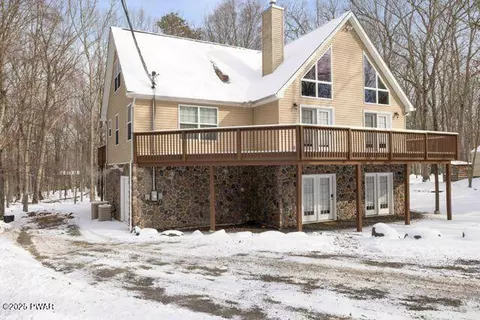 137 Maple Leaf Rd, Lackawaxen, PA 18435