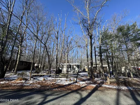 128 Navajo Ln, Shohola, PA 18458