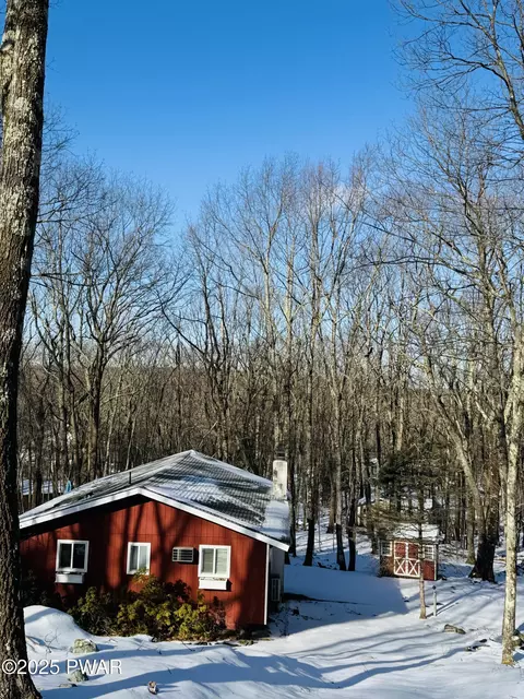124 Long Ridge Dr, Lords Valley, PA 18428