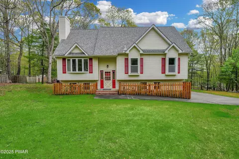 106 Cornelia Ln, Milford, PA 18337