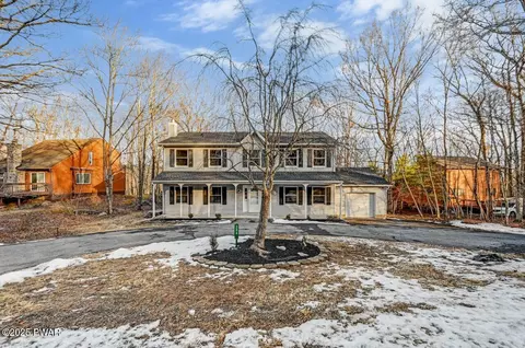 284 Saunders Dr, Bushkill, PA 18324