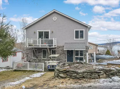 165 Lake View Rd, Greentown, PA 18426