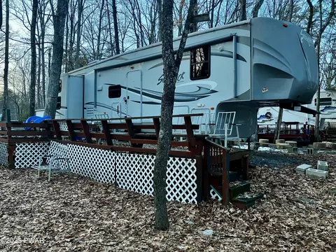 142 Dingman Dr, Milford, PA 18337
